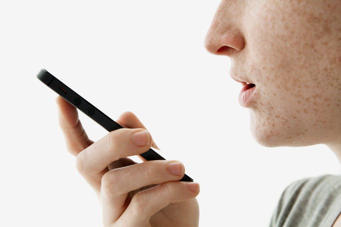 Apple již opravil chyby v Siri, díky kterým jste se mohli dostat k fotkám a taky zapnout Noční režim i s Low Power módem