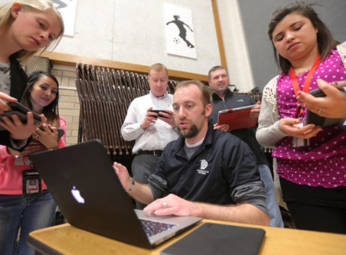 Americké školy už nechtějí iPady – zvažují přechod na MacBook