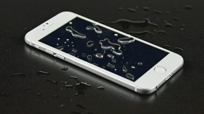 iPhone SE se ukázal jako méně odolný v testech ohebnosti, pádu či ponoření do vody