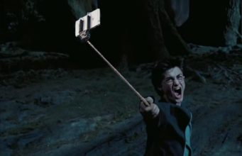 Nahradil zbraně ve filmech za selfie tyč a iPhone – podívejte se na galerii