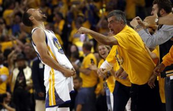 Eddy Cue jako největší roztleskávačka bastebalového týmu Golden State Warriors