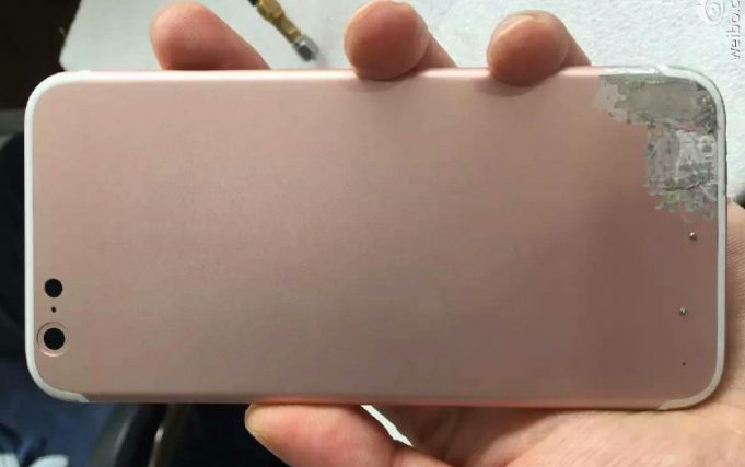 Další únik zadní strany „iPhonu 7“, tentokrát v Rose Gold verzi