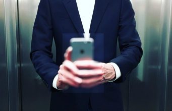 Člověk, který údajně pracuje pro Apple, se vyfotil ve výtahu s iPhonem 7