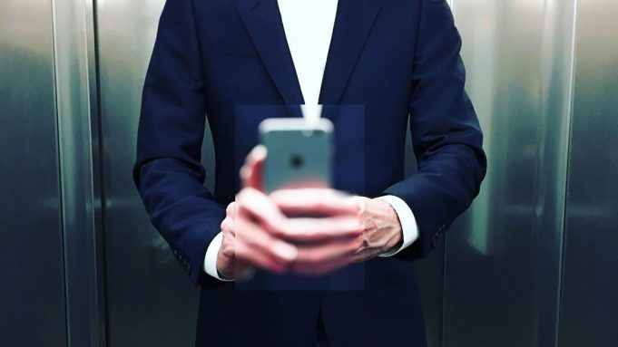 Člověk, který údajně pracuje pro Apple, se vyfotil ve výtahu s iPhonem 7