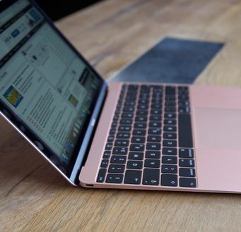 Applu stouply prodeje MacBooků o 30%