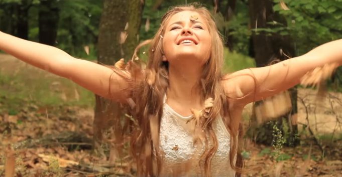 Mladá zpěvačka ze Slovenska natočila svůj videoklip na iPhone. Podívejte se!