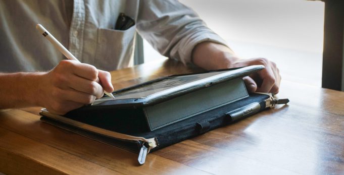 Kniha jako designový obal na iPad Pro