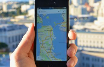 Google nyní umožňuje zobrazovat pokyny v Apple Maps nebo Waze