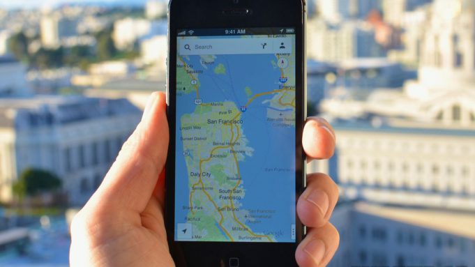 Google nyní umožňuje zobrazovat pokyny v Apple Maps nebo Waze