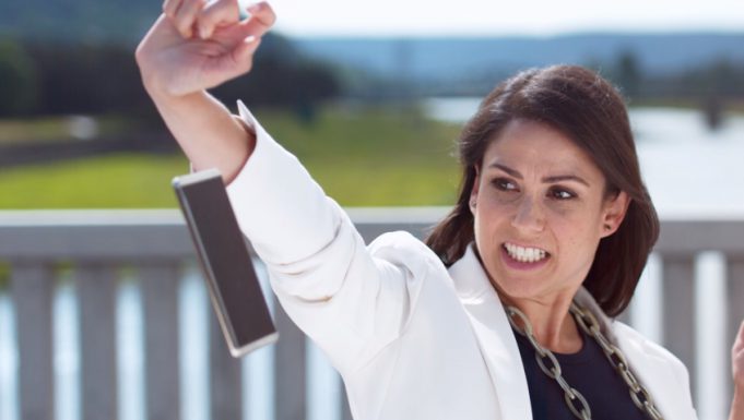 Displej příštího iPhonu by díky své odolnosti mohl přežít pád skoro ze dvou metrů