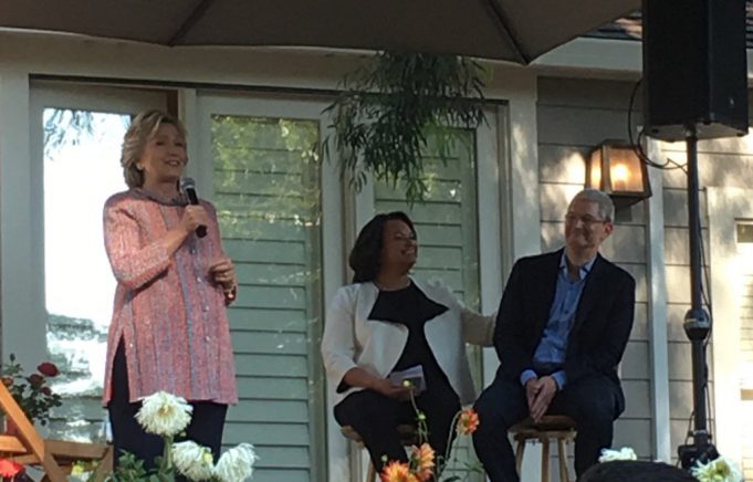 Tim Cook včera hostil sbírku pro volební kampaň Hillary Clinton