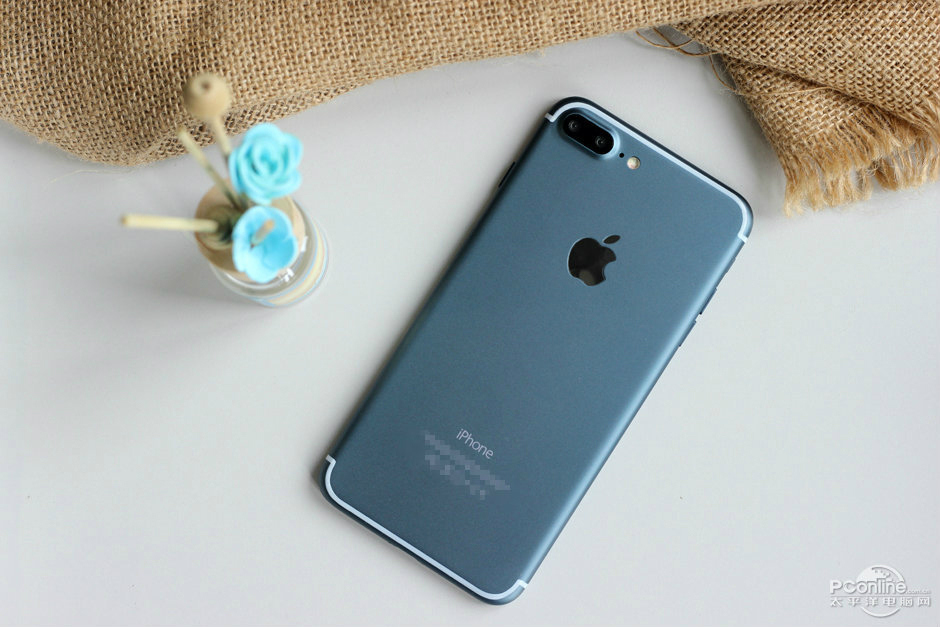blue-iphone-7-plus-screen-turned-on-7