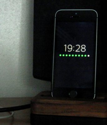 Vettr – ukazatel hodin a stavu baterie při nabíjení iPhonu