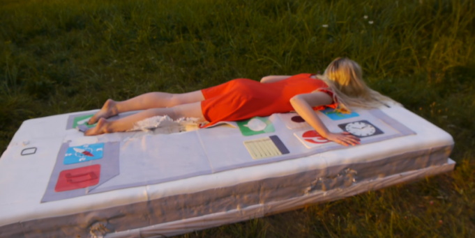 Jak vypadá skok do čtvrt tuny těžkého dortu ve tvaru iPhonu