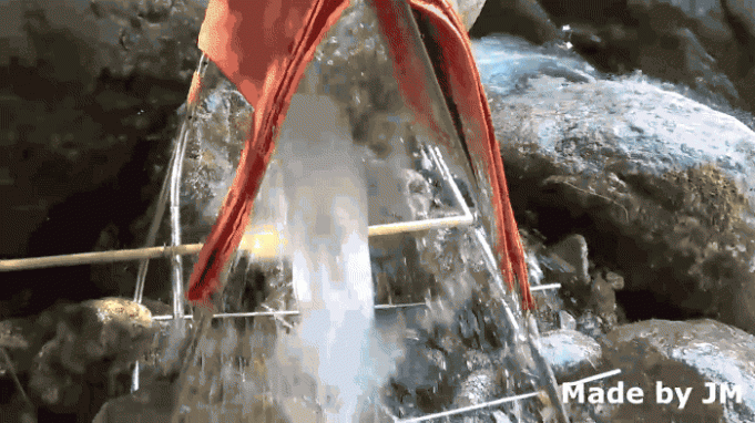 Muž vytvořil vodní nabíječku pro iPhone