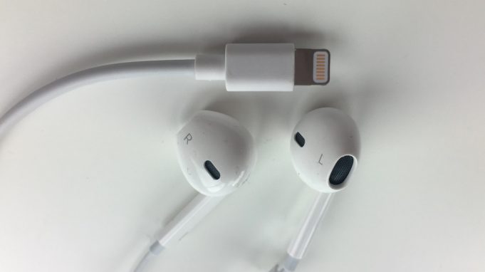 Proč sluchátka Earpods mají tyto malé otvory?