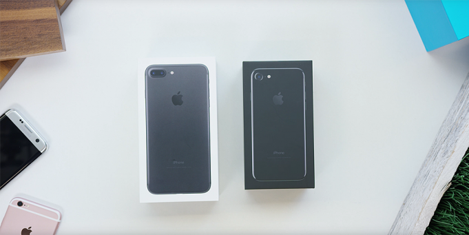 Unboxing video: Porovnání iPhone 7 Jet Black a iPhone 7 Plus Black