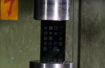iPhone 7 rozdrcen v hydraulickém lisu