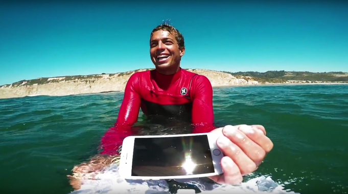 Profesionální surfař otestoval iPhone 7 a iPhone 7 Plus