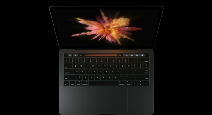 Apple začal prodávat adaptér Thunderbolt 3 na Thunderbolt 2