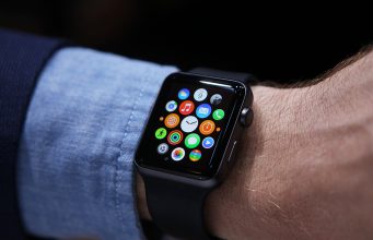 Ve Velké Británii byl vydán zákaz nosit Apple Watch na vládní zasedání