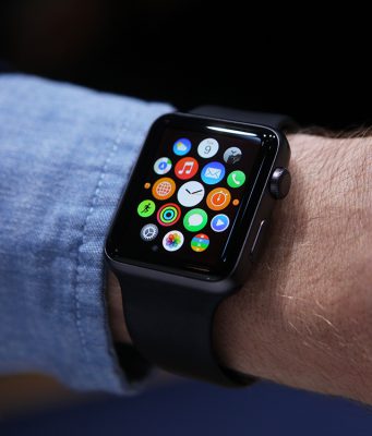 Ve Velké Británii byl vydán zákaz nosit Apple Watch na vládní zasedání