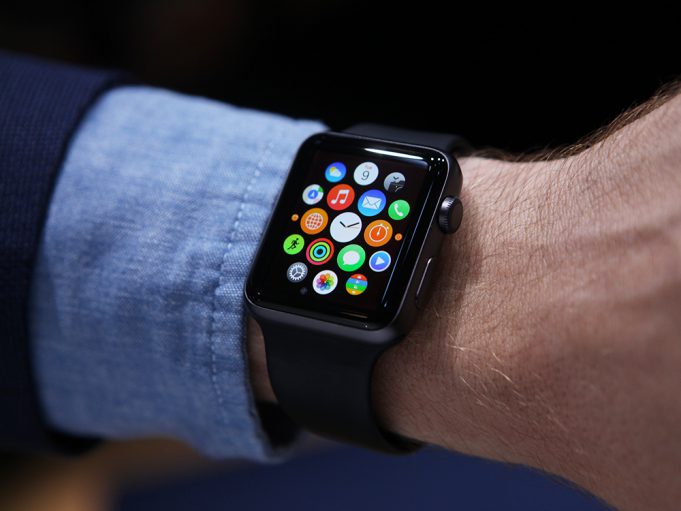 Ve Velké Británii byl vydán zákaz nosit Apple Watch na vládní zasedání