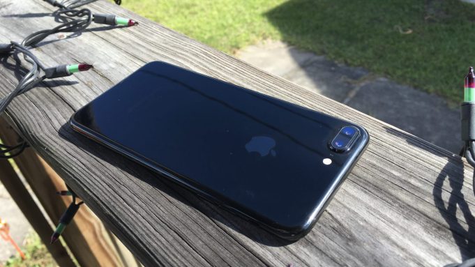 Kolik toho vydrží iPhone 7 Jet Black bez krytu?