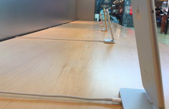 Apple ve svých obchodech odstranil z iPhonů bezpečnostní drátek