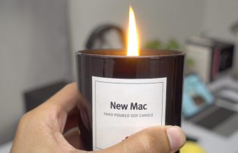 Podívejte se na rozbalení svíčky, která voní jako Nový Mac
