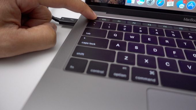 Podívejte se, jak vypadá speciální nástroj na záchranu dat z nového MacBooku Pro