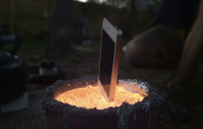 Co se stane, když hodíte iPhone SE do roztaveného hliníku