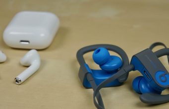 Jsou lepší sluchátka BeatsX nebo AirPods či PowerBeats?