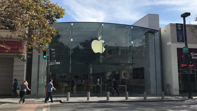 Podívejte se na Apple Store v Palo Alto po nájezdu lupičů