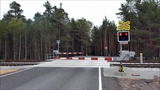 Apple a Google budou muset ve svých mapách vyznačit železniční přejezdy