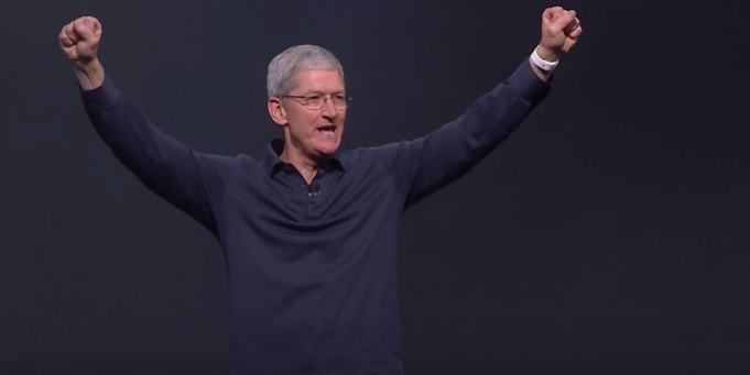 Roznášel novinky a nyní vede Apple. Přečtěte si 10 faktů o Timu Cookovi