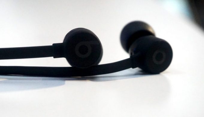 Podívejte se na rozbalení a první dojmy ze sluchátek BeatsX!