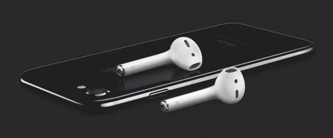 Vodotěsné pouzdro k AirPods bude umět nabíjet iPhone i Apple Watch
