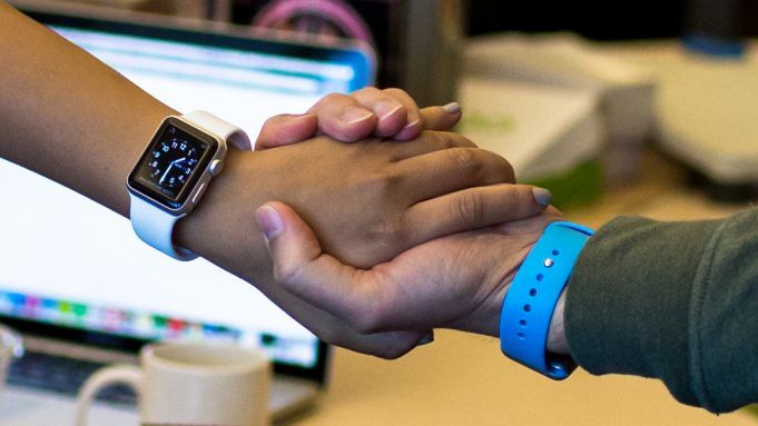 Budoucí majitelé Apple Watch si budou moci vyměňovat data potřesením rukou