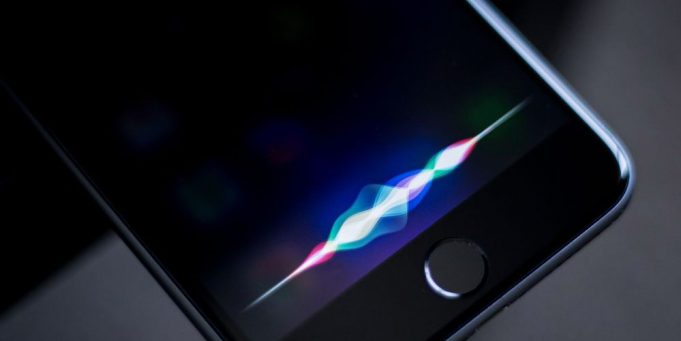 Apple pracuje na vylepšení Siri – bude nám odpovídat šeptem?