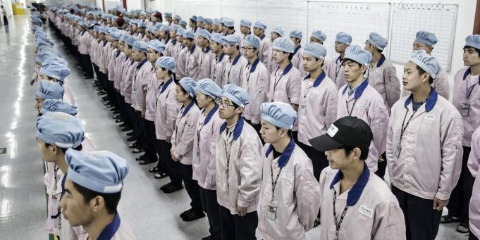 Jak to chodí v továrně, kde se vyrábí iPhony?