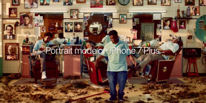 Apple představil reklamu na iPhone 7 z Barber Shopu