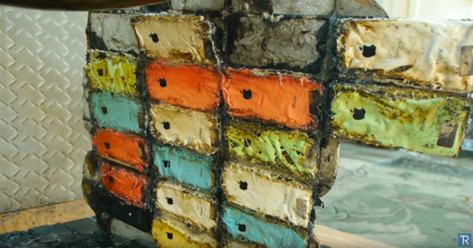 50 iPhonů 5c politých horkým hliníkem