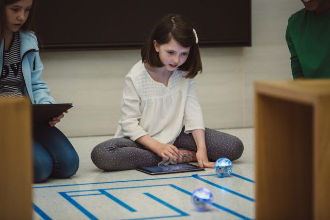 Swift Playgrounds budete moci programovat a řízení robotů, dronů a hraček