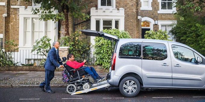 Uber vozil v Anglii vozíčkáře k volbám zdarma