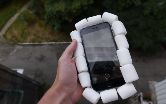 Jak ochránit iPhone před pádem z 30ti metrů? Použijte marshmallowny!