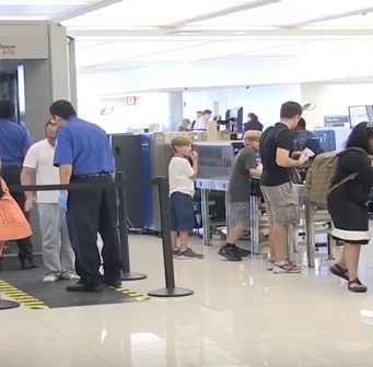 Letiště zavádí nové bezpečností postupy týkající se elektroniky větší než telefon