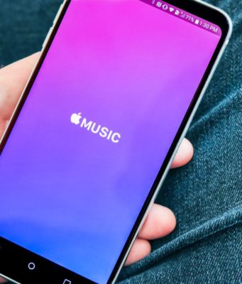 Návod – Jak povolit automatické stahování hudby v Apple Music