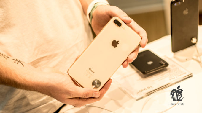 Jsme u toho – Apple dnes začal prodávat iPhone 8 a iPhone 8 Plus v ČR