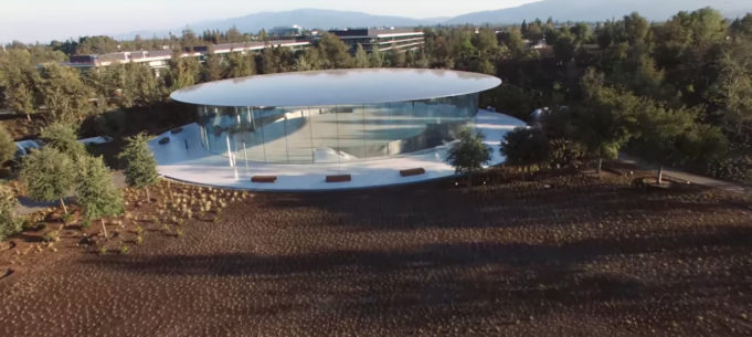 I obyčejný výtah musí v Applu vypadat nevšedně